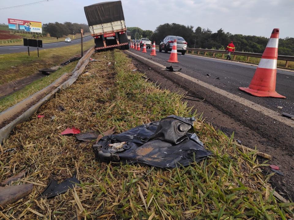 Foto 3 de 8 — Acidente envolvendo caminhões, moto e três veículos deixa feridos na Washington Luís (SP310) em Araraquara